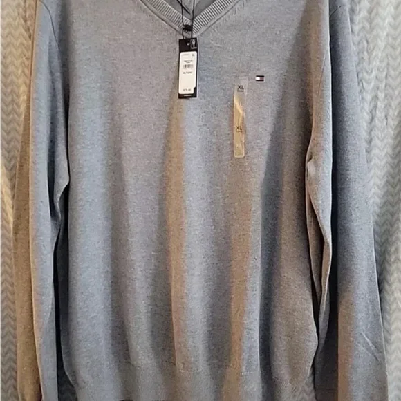 Tommy Hilfiger
Solid Logo V-Neck Sweater size mens XL
Color Grey Heather - Picture 4 of 8